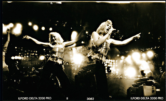 Gwen Stefani / No Doubt — Live concert photo, Universal Amphitheatre, March 28, 2002 – CA