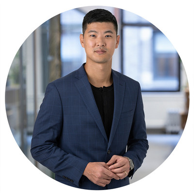 A modern LinkedIn profile photo by NYC headshot photographer Rod Goodman